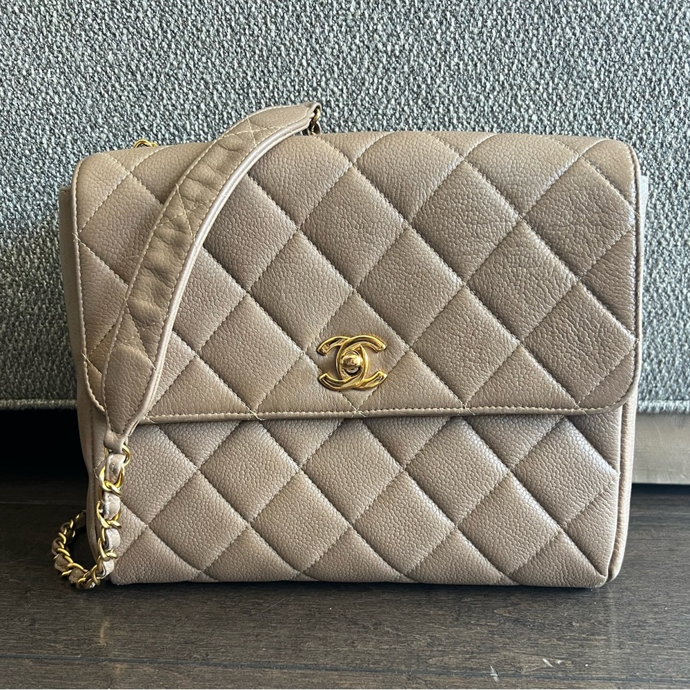 100% authentic CHANEL Vintage 3series caviar flap crossbody bag